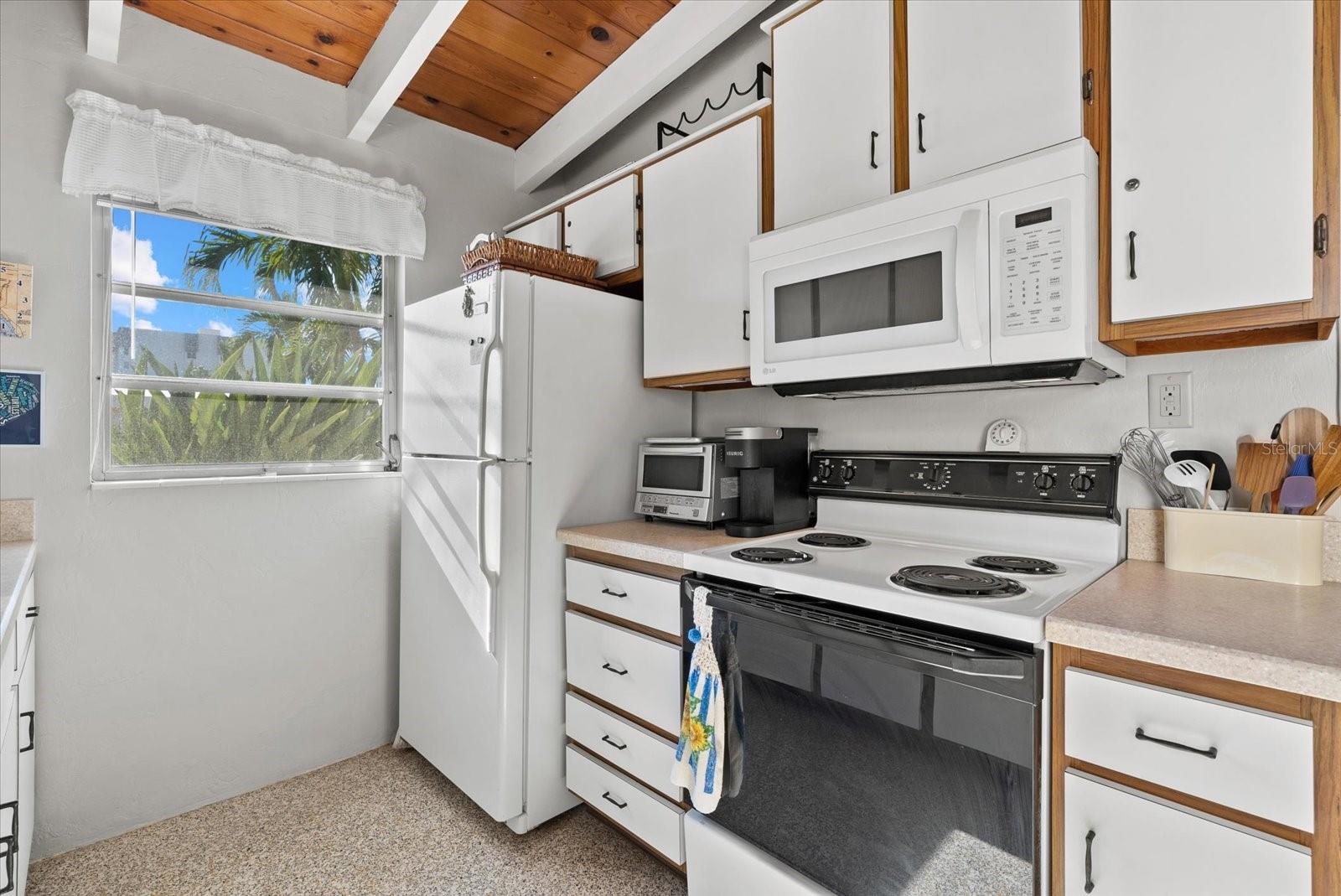 Image 9 of 45 For 6006 Midnight Pass Road 11