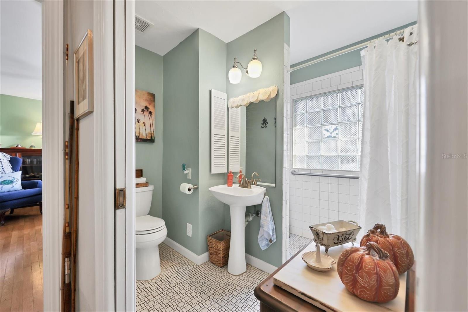 Image 26 of 44 For 401 28th Street W