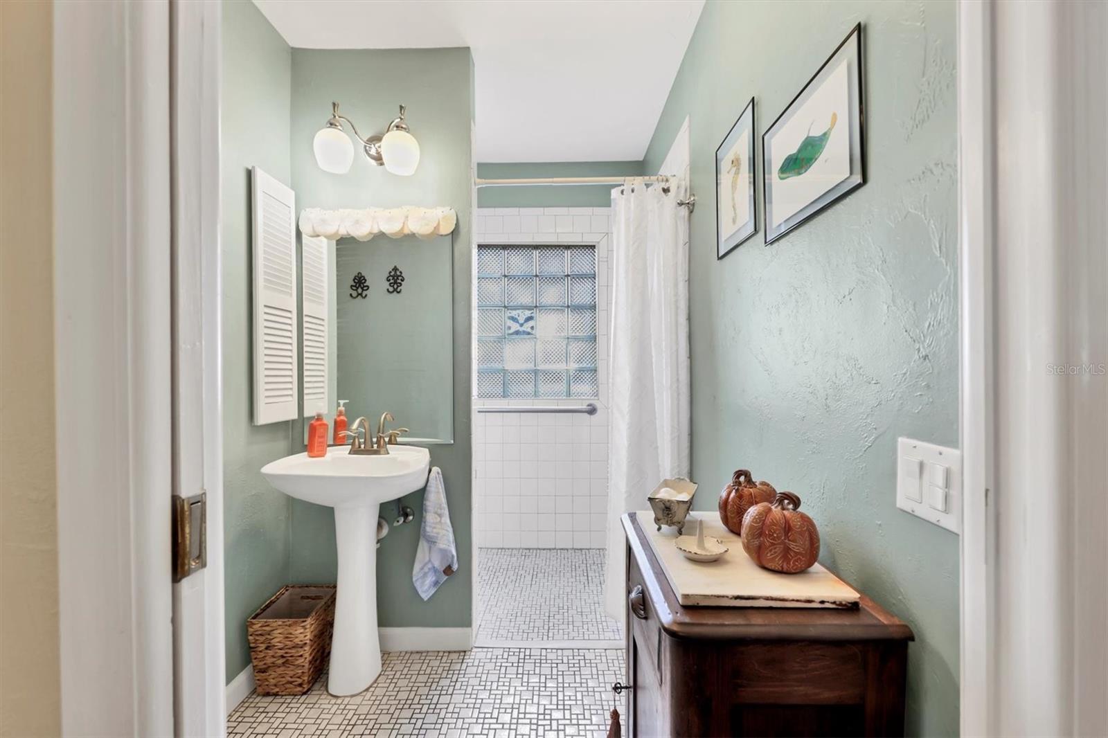 Image 27 of 44 For 401 28th Street W