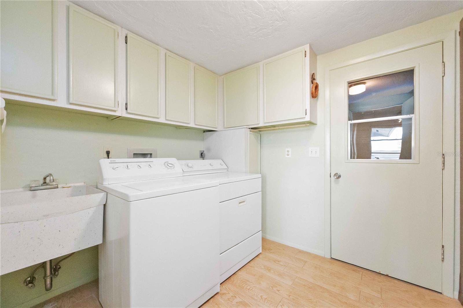 Image 18 of 20 For 3713 Somerville Drive 1512