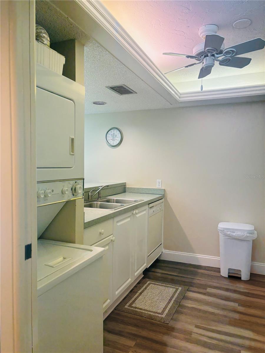 Image 11 of 39 For 6518 Midnight Pass Road 209