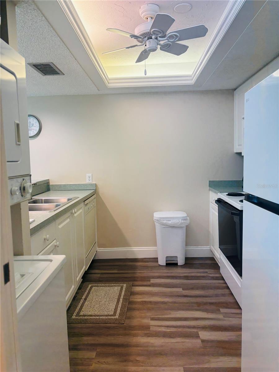 Image 12 of 39 For 6518 Midnight Pass Road 209