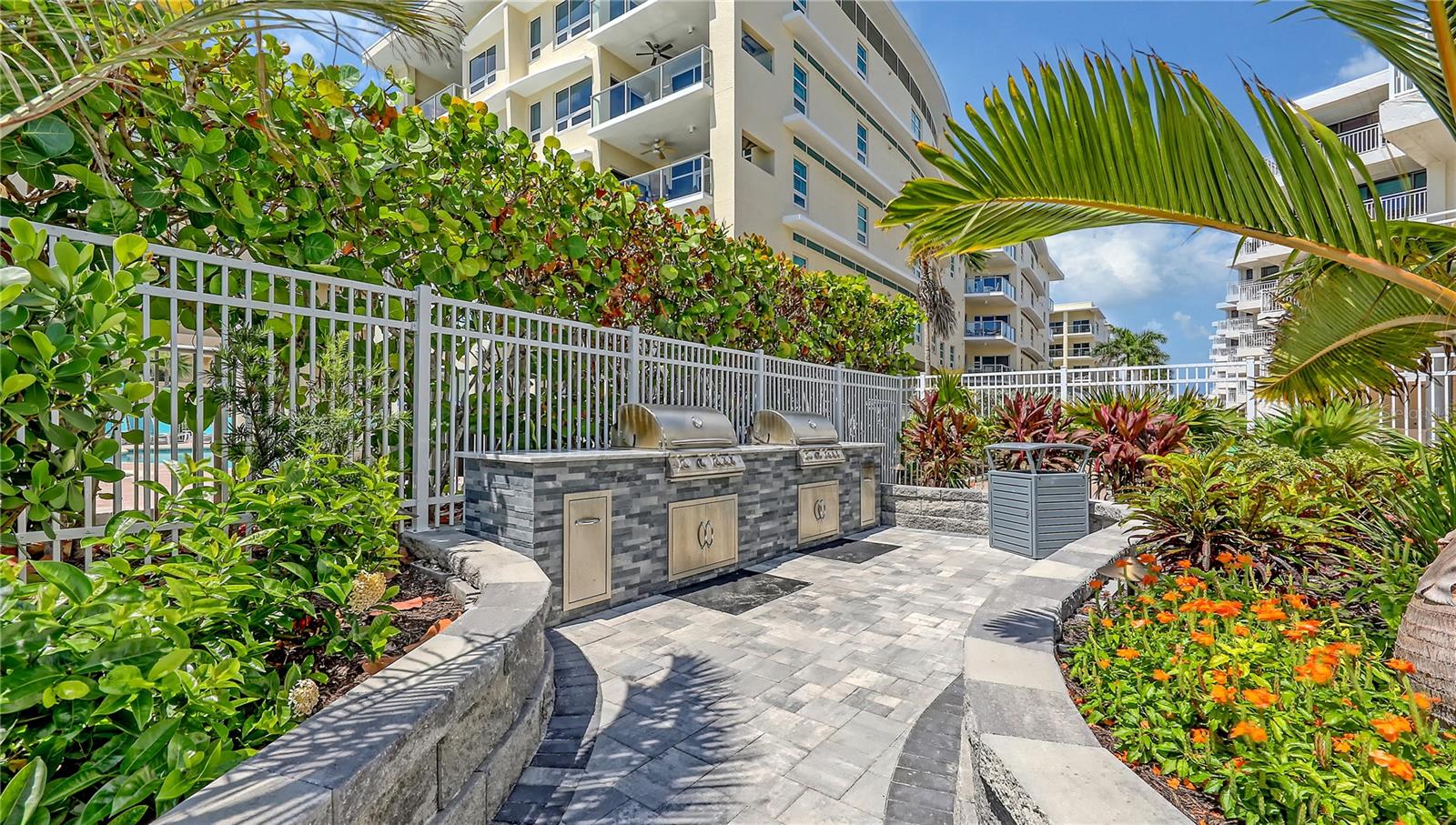 Image 36 of 39 For 6518 Midnight Pass Road 209