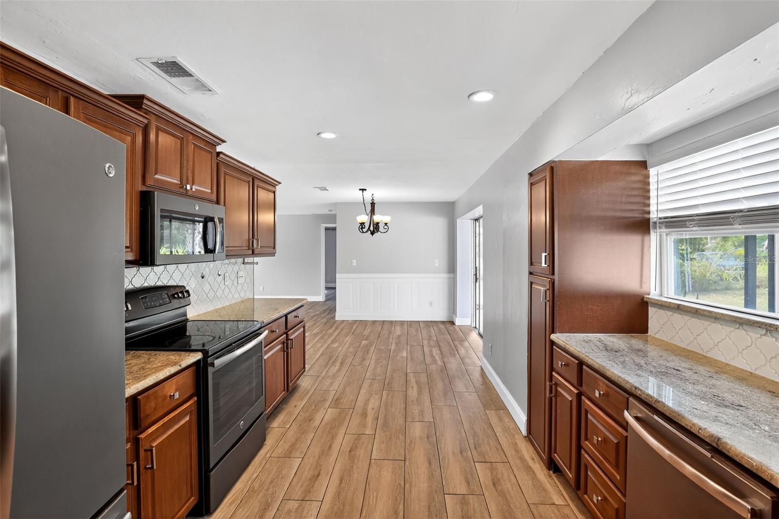 Image 9 of 33 For 8607 Chatham Street