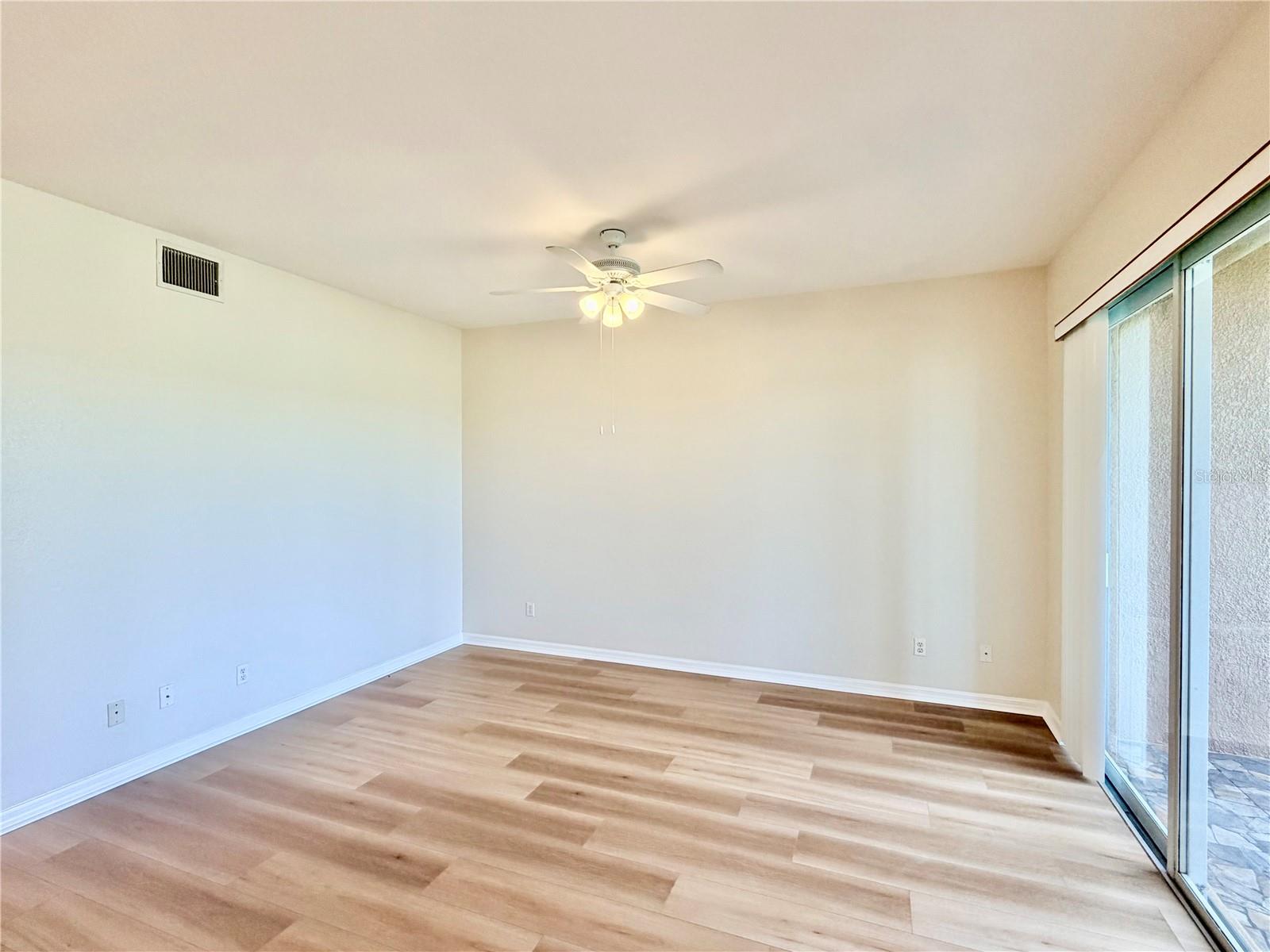 Image 10 of 56 For 819 Fairwaycove Lane 102