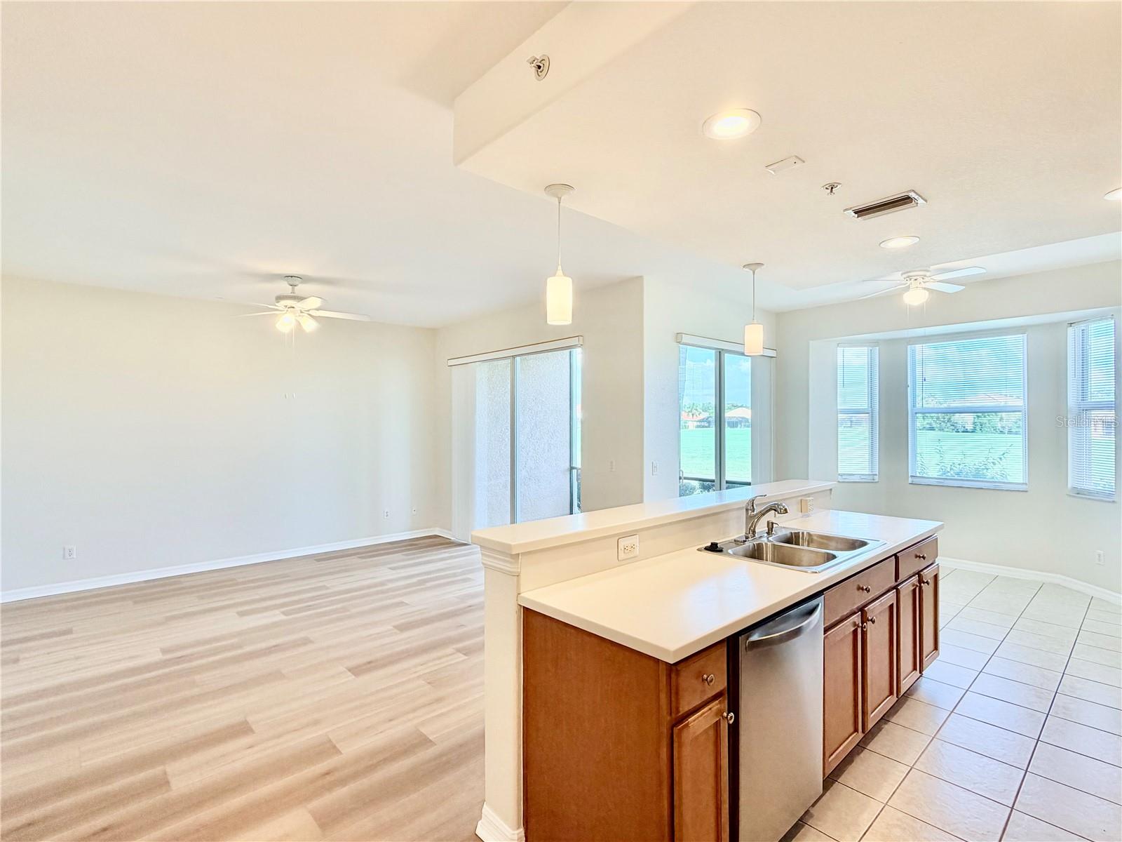 Image 11 of 56 For 819 Fairwaycove Lane 102