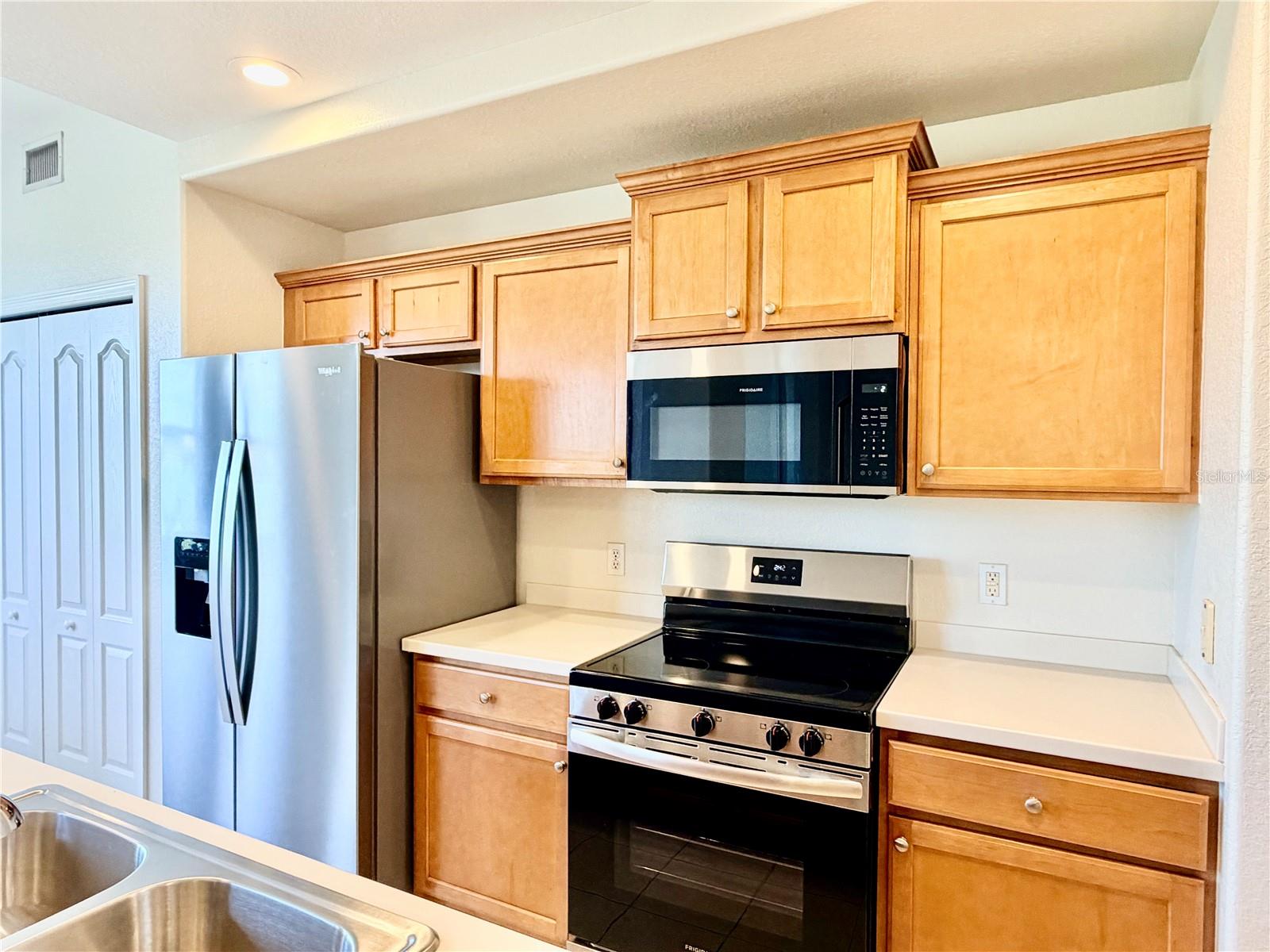 Image 13 of 56 For 819 Fairwaycove Lane 102