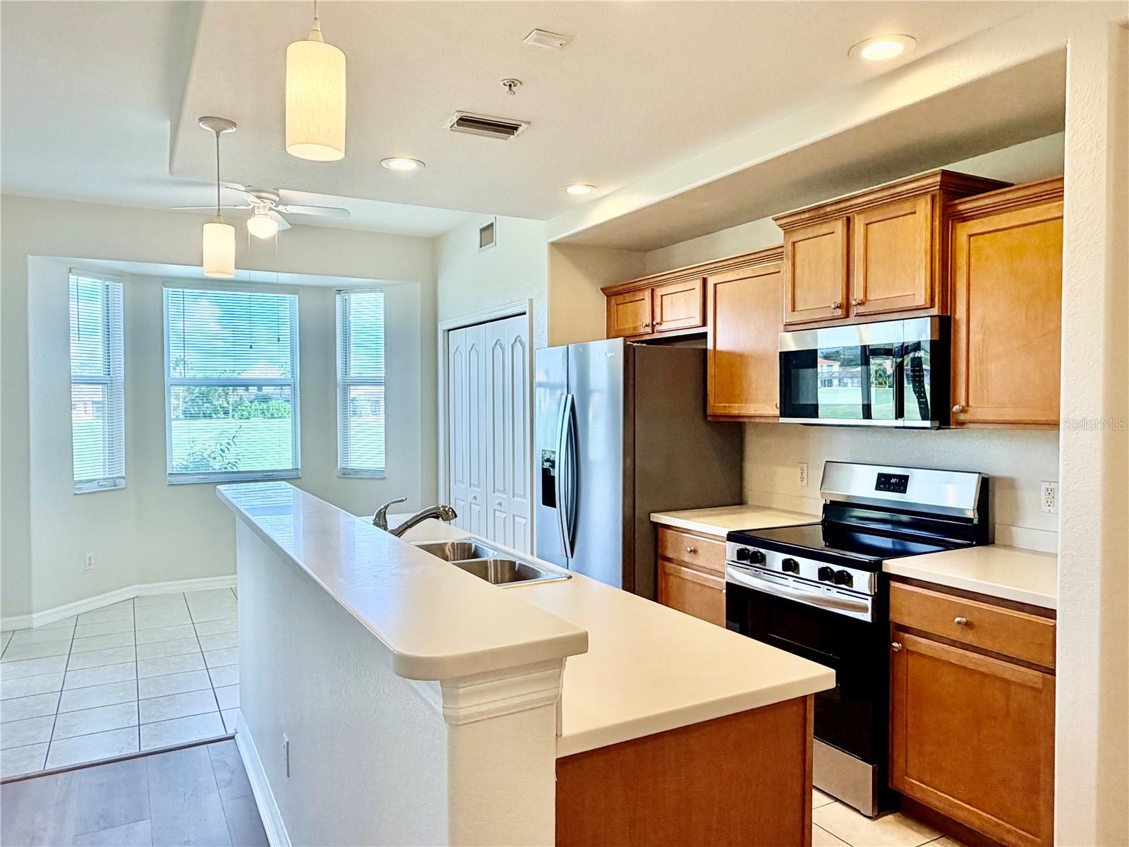 Image 15 of 56 For 819 Fairwaycove Lane 102