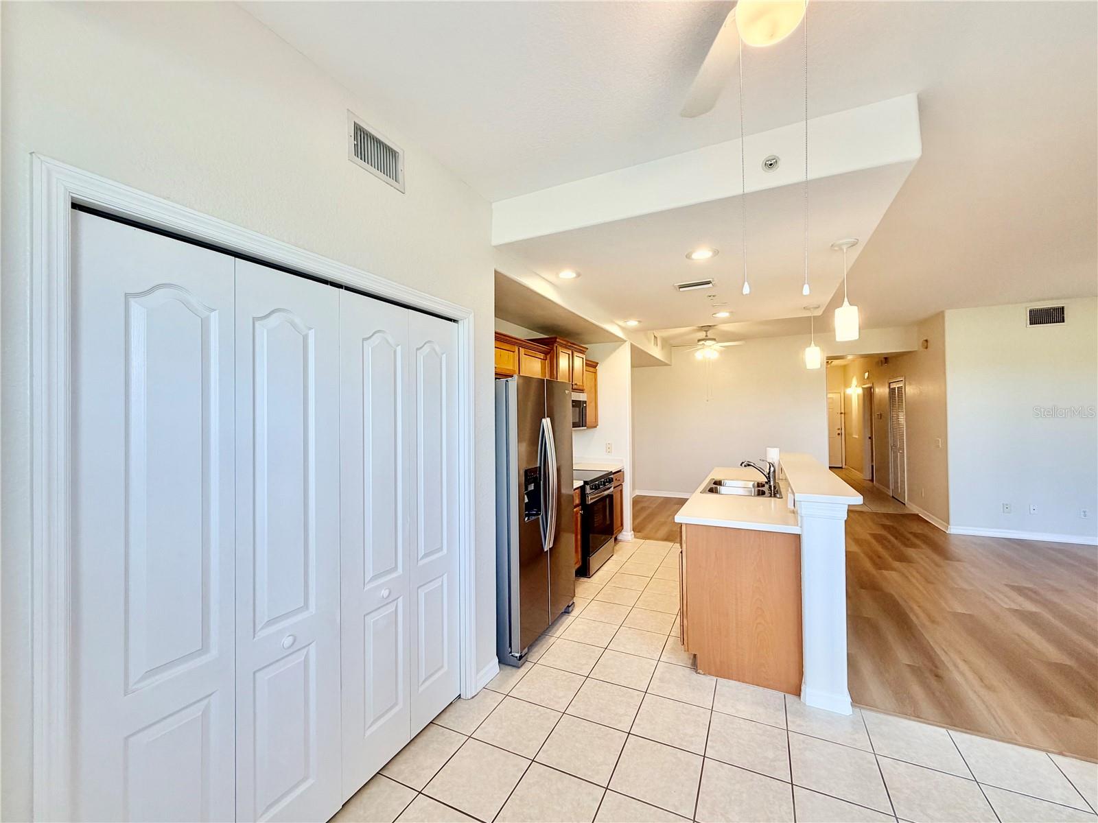 Image 19 of 56 For 819 Fairwaycove Lane 102