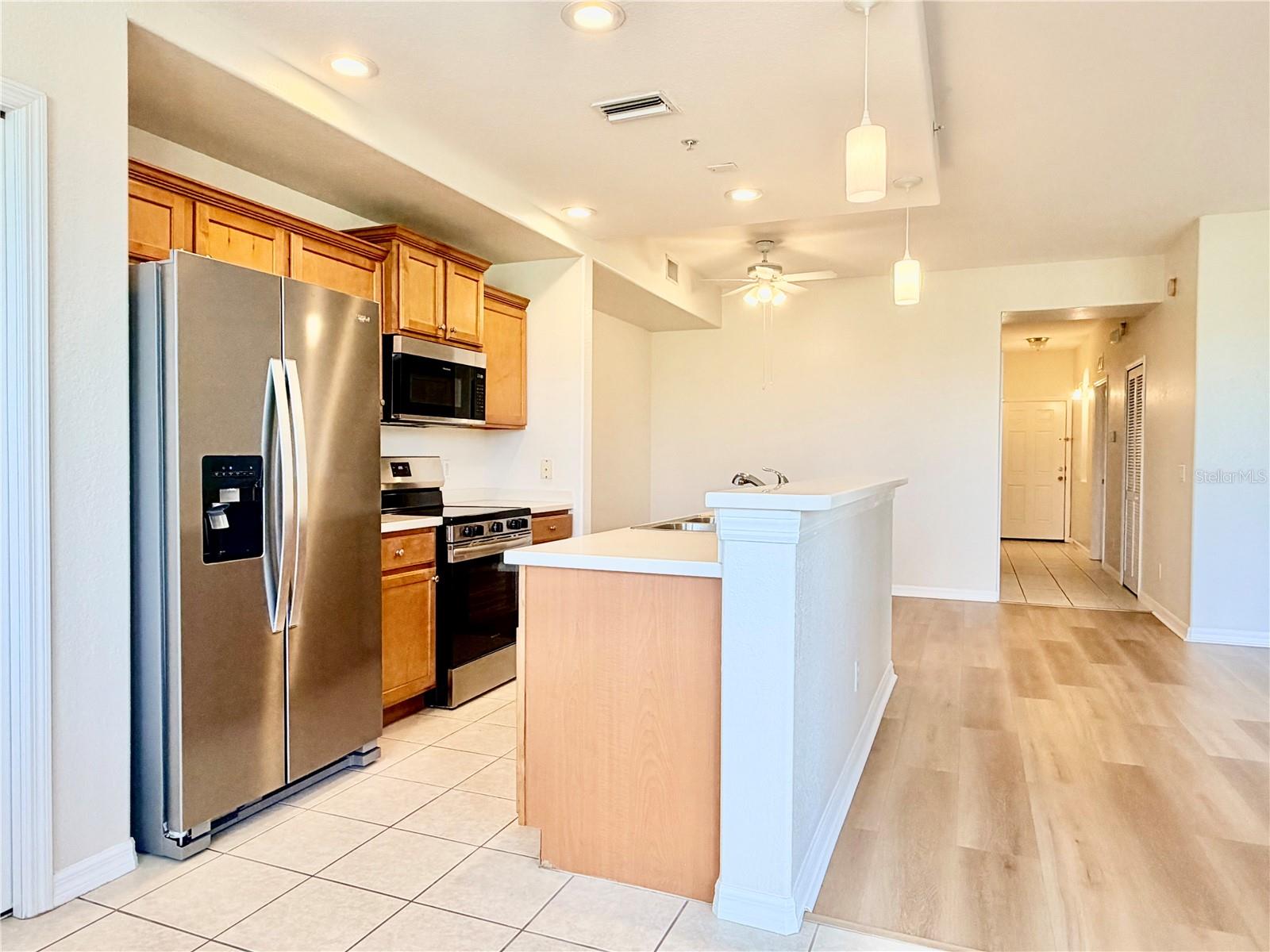 Image 20 of 56 For 819 Fairwaycove Lane 102