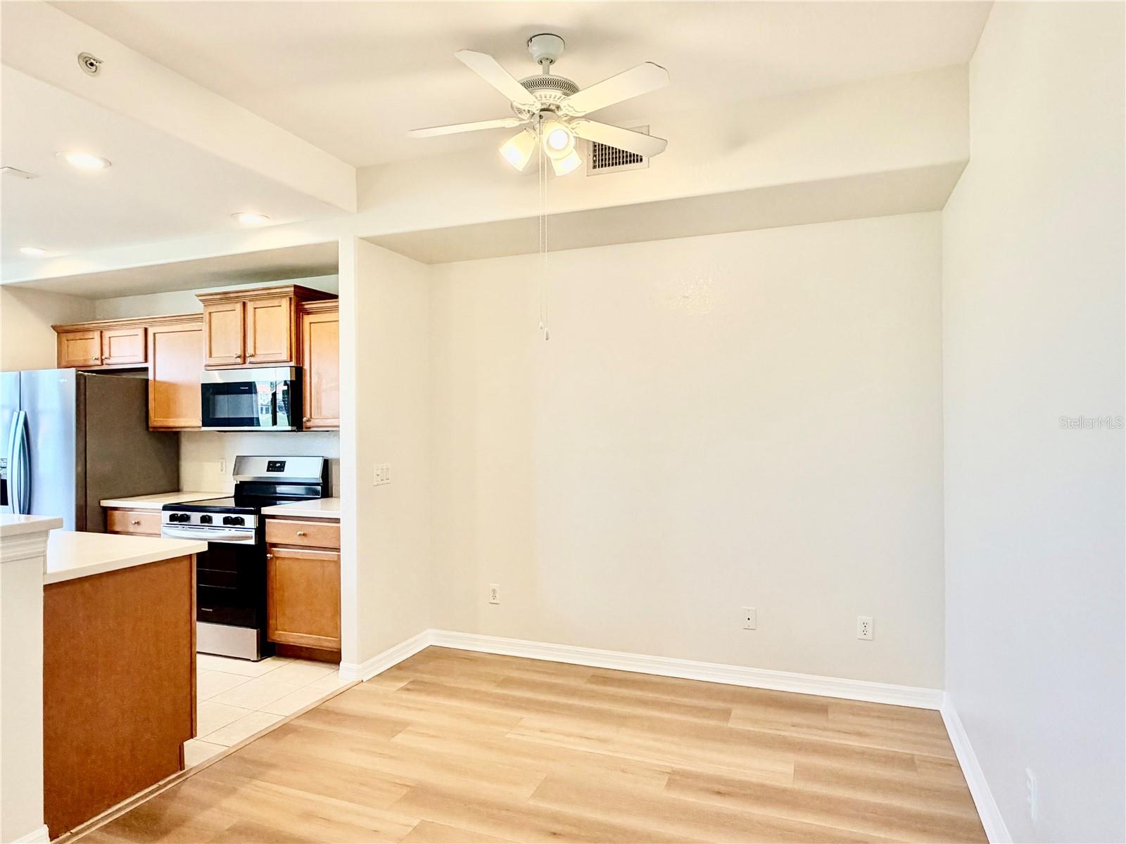 Image 21 of 56 For 819 Fairwaycove Lane 102