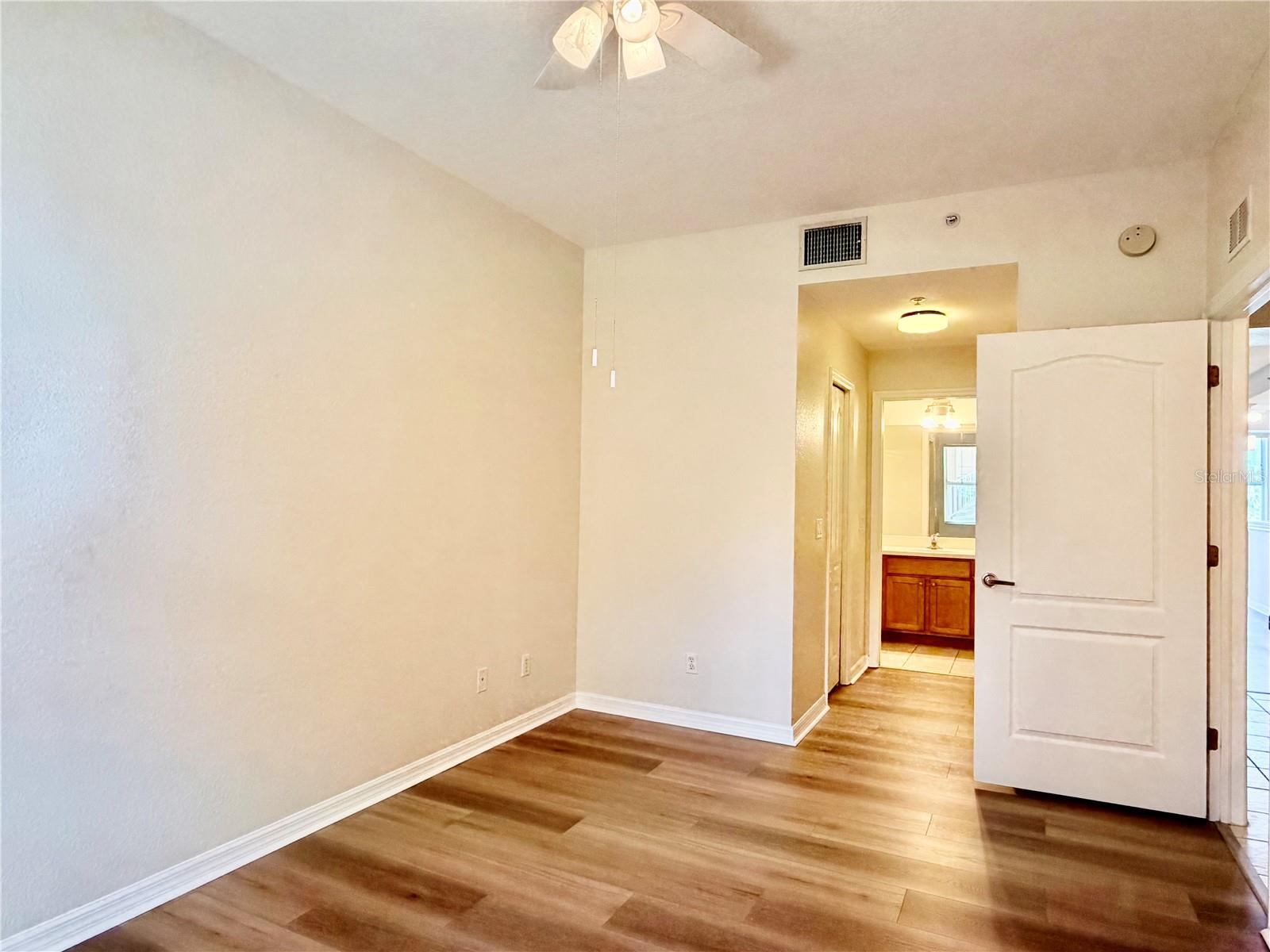 Image 24 of 56 For 819 Fairwaycove Lane 102