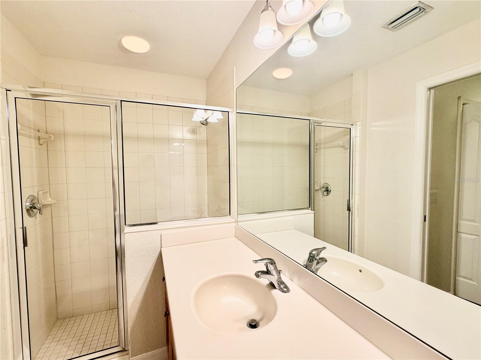 Image 30 of 56 For 819 Fairwaycove Lane 102