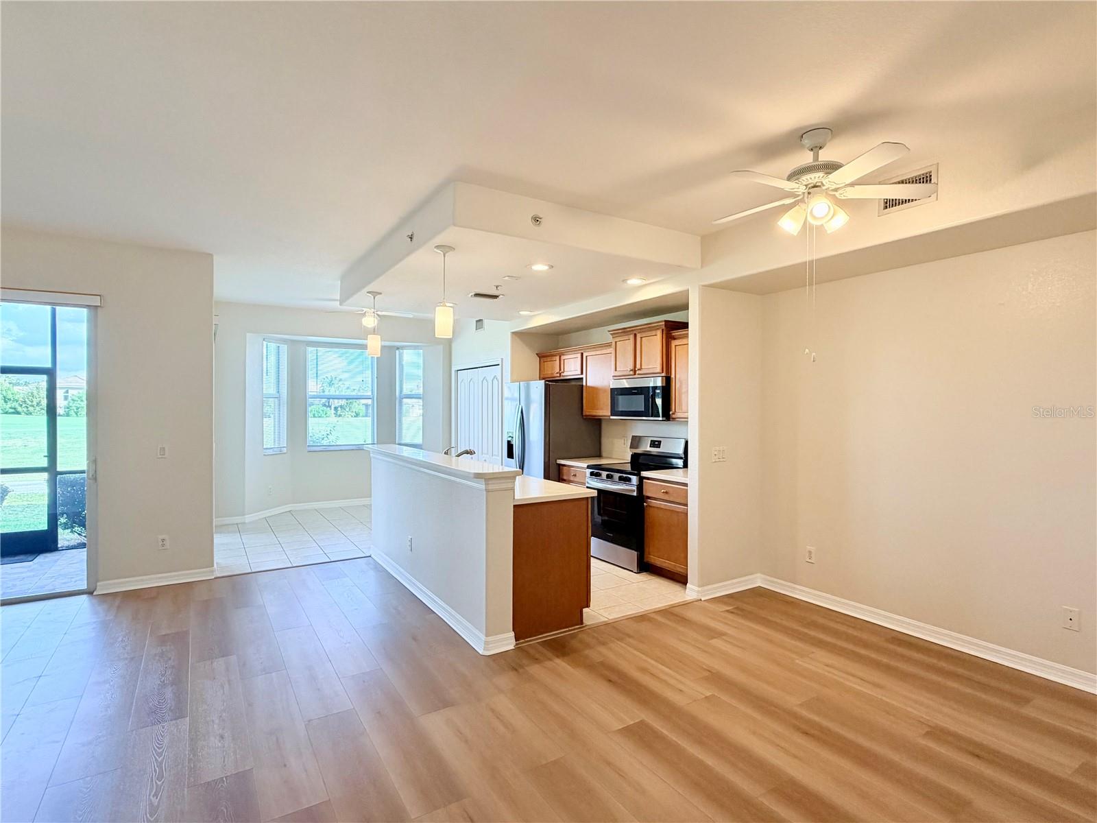 Image 4 of 56 For 819 Fairwaycove Lane 102