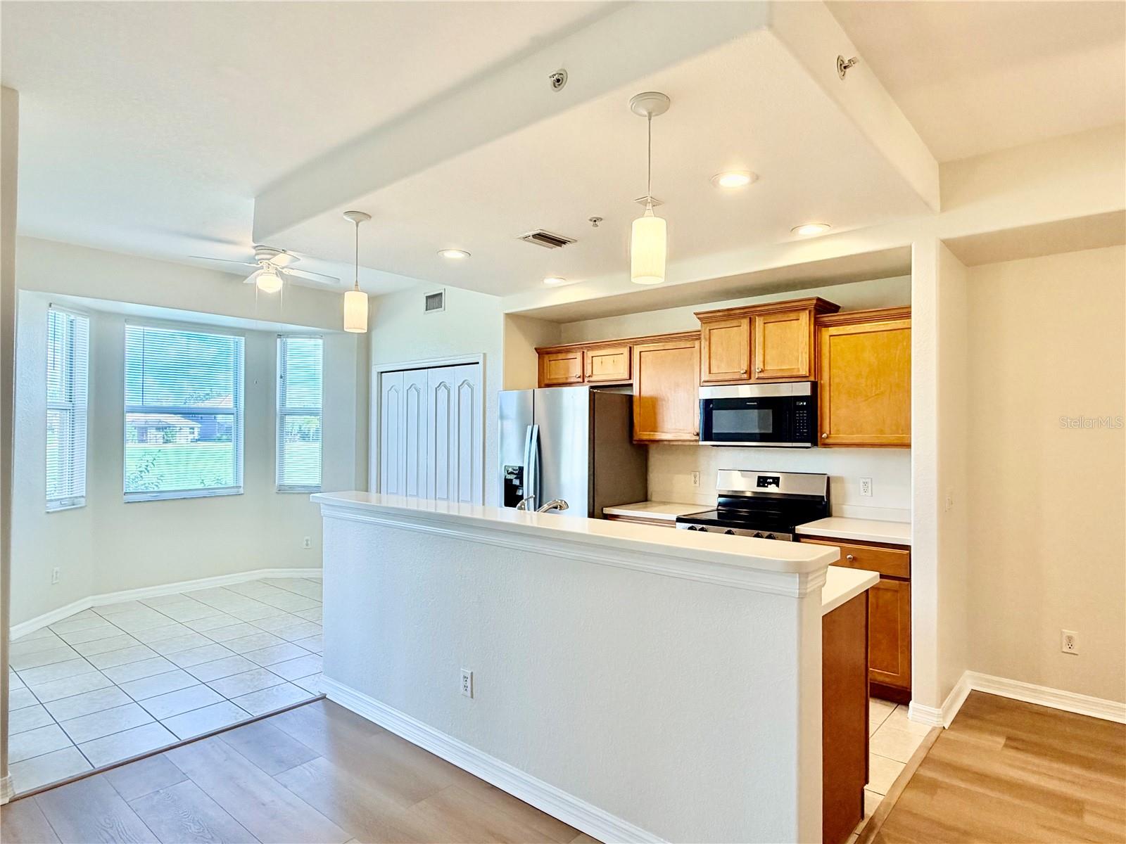 Image 6 of 56 For 819 Fairwaycove Lane 102