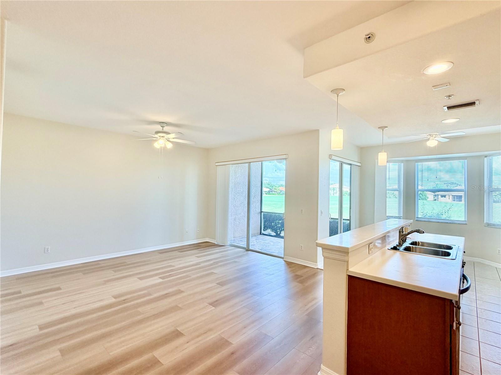 Image 8 of 56 For 819 Fairwaycove Lane 102