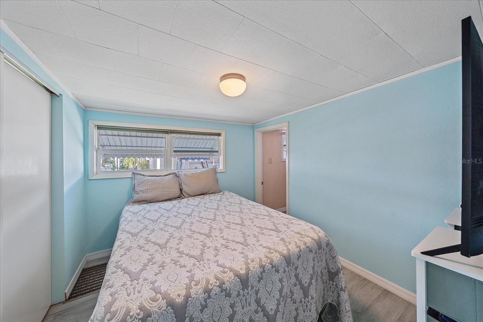 Image 5 of 34 For 286 Nassau Drive