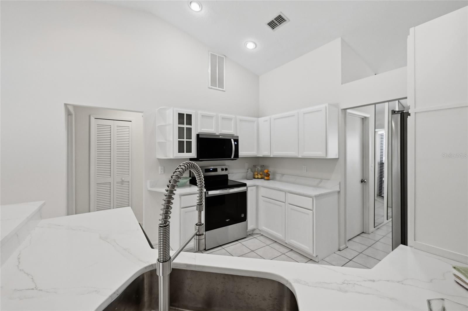 Image 12 of 44 For 5206 Woodlawn Circle E