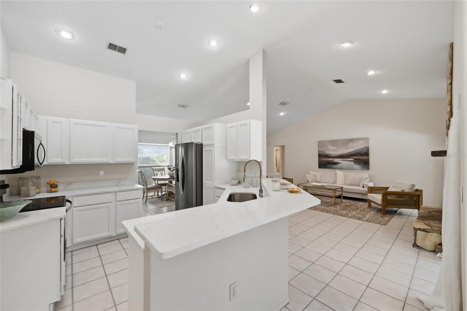 Image 13 of 44 For 5206 Woodlawn Circle E