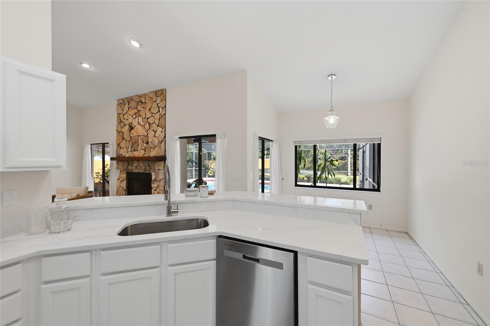 Image 14 of 44 For 5206 Woodlawn Circle E