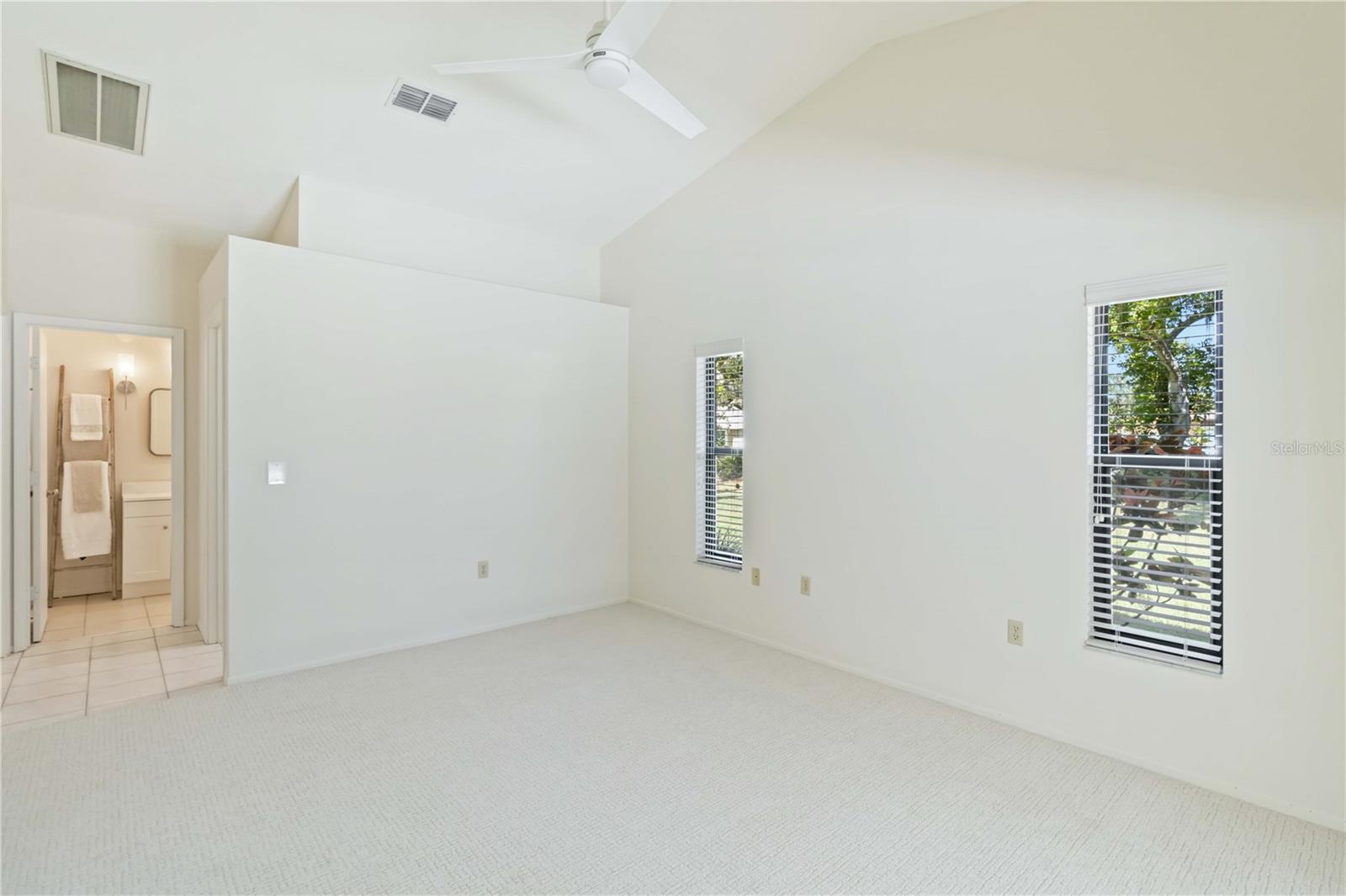 Image 19 of 44 For 5206 Woodlawn Circle E