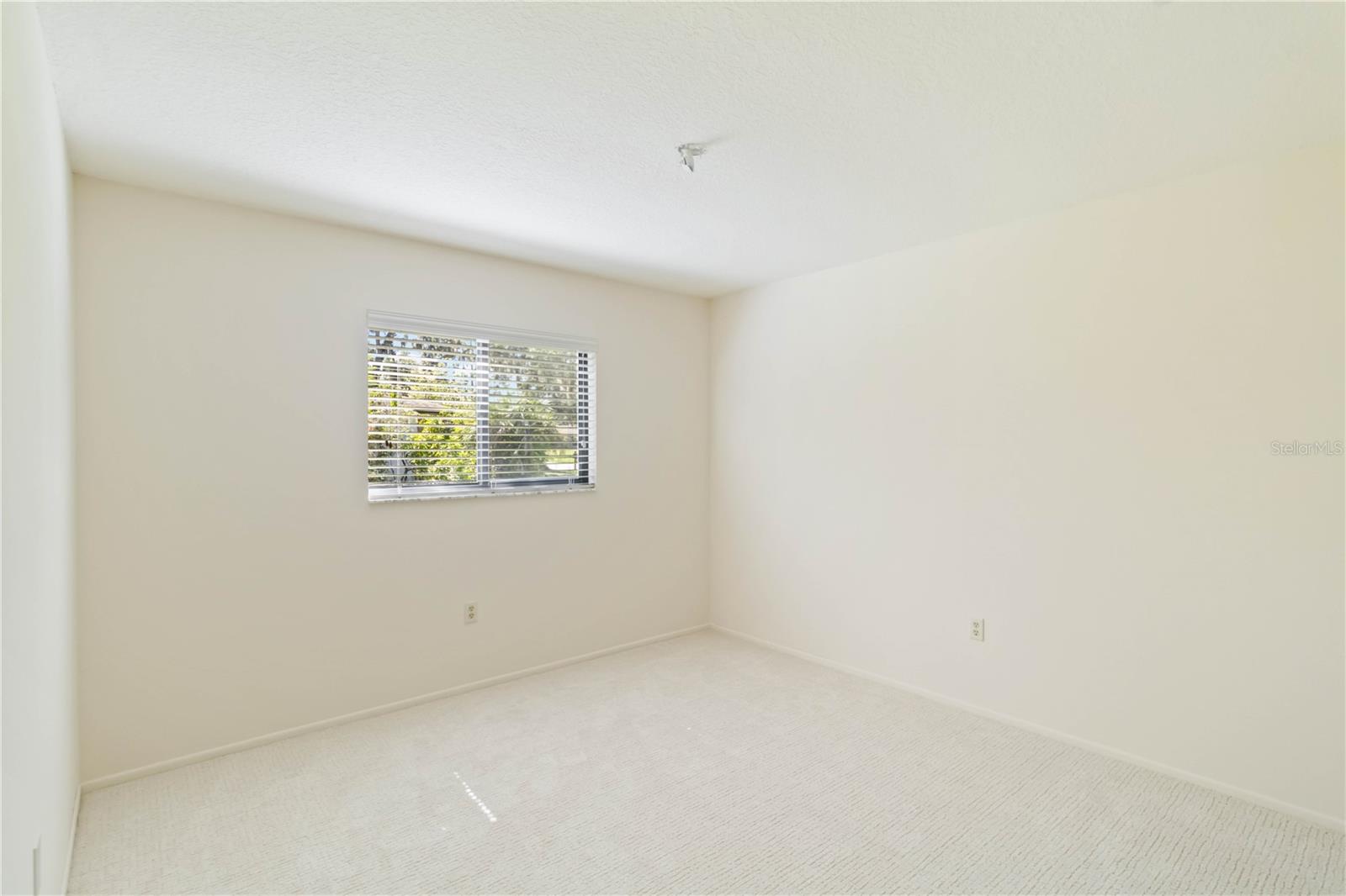 Image 27 of 44 For 5206 Woodlawn Circle E