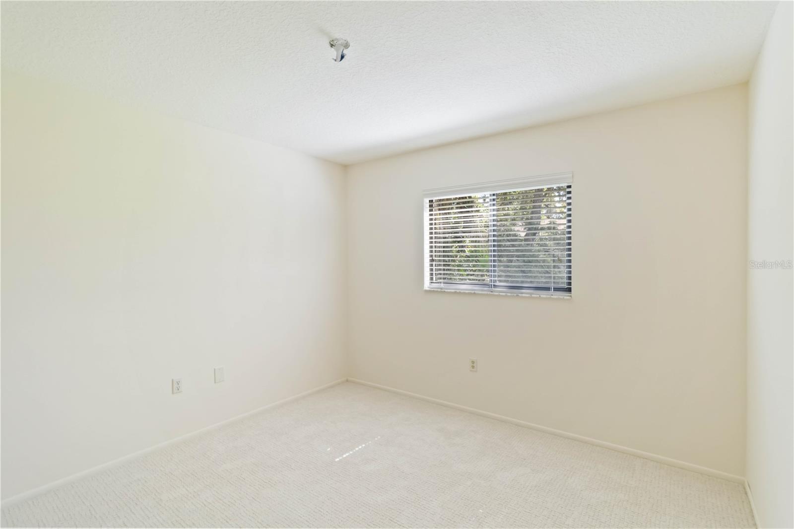 Image 28 of 44 For 5206 Woodlawn Circle E