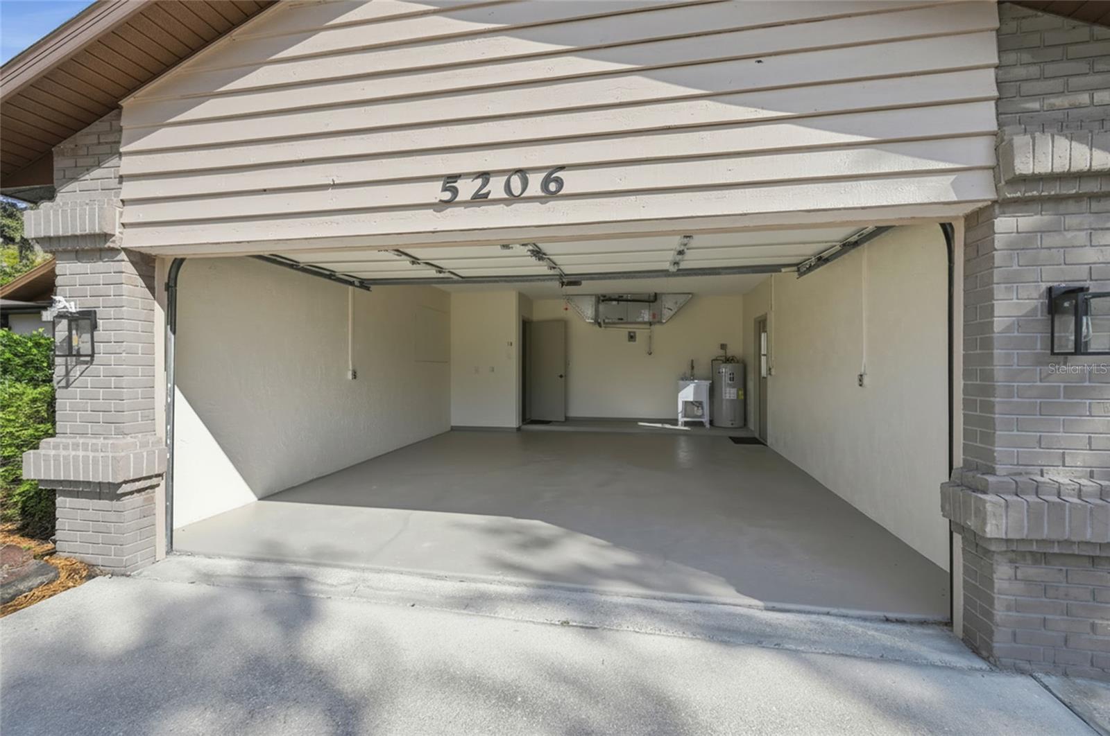 Image 38 of 44 For 5206 Woodlawn Circle E