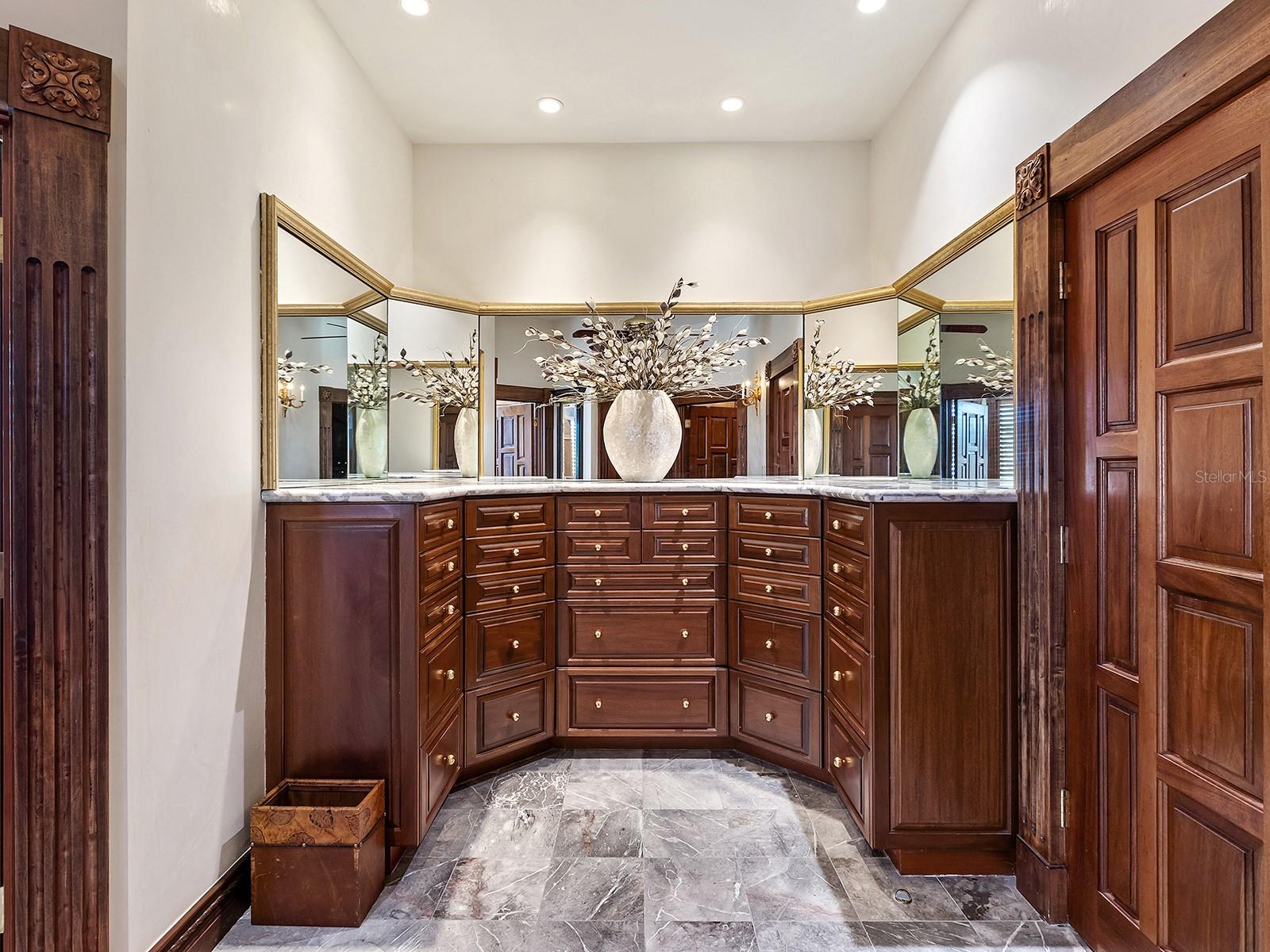 Image 41 of 97 For 1310 Lake Shore Drive