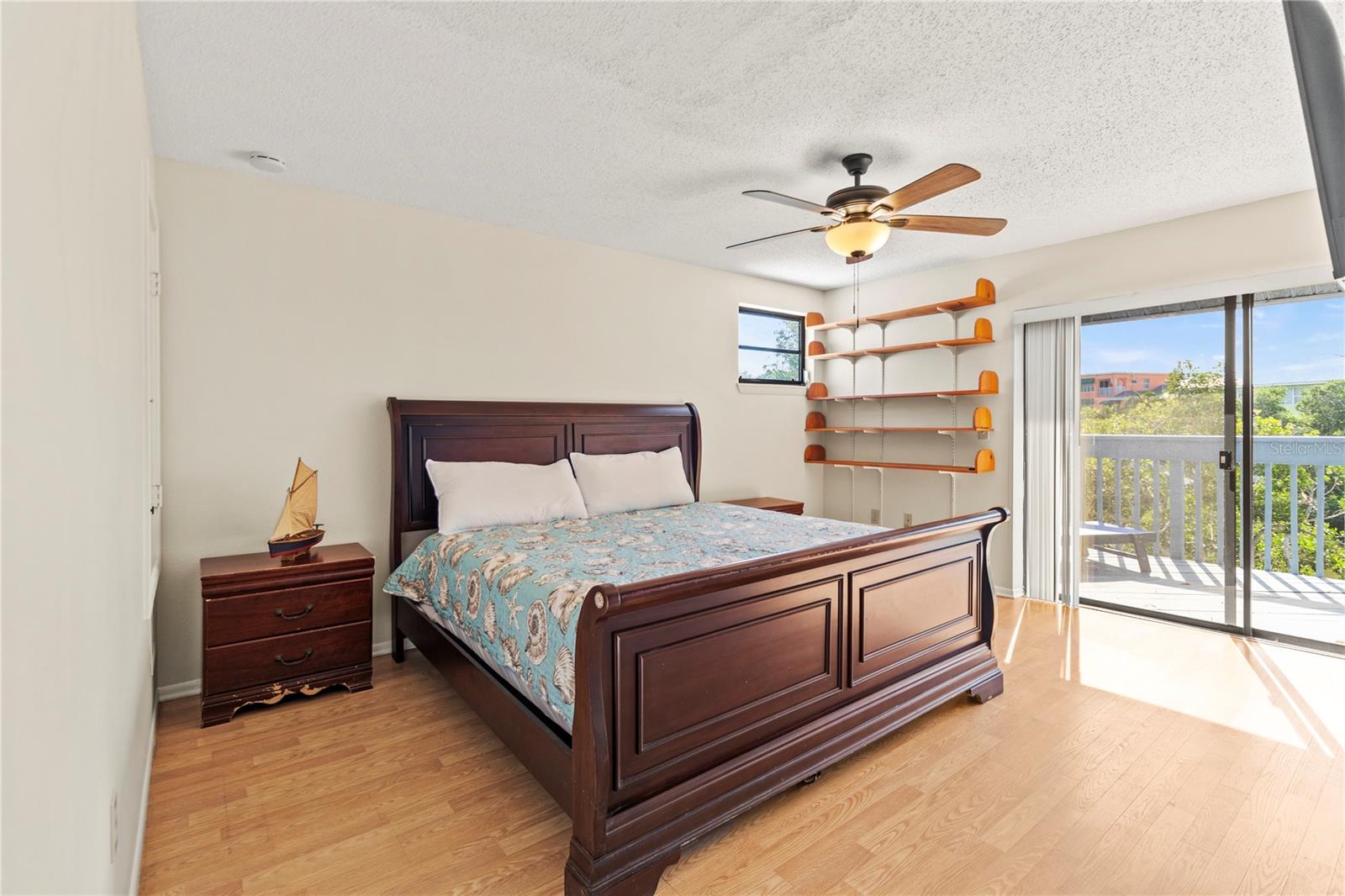 Image 17 of 35 For 356 Island Circle