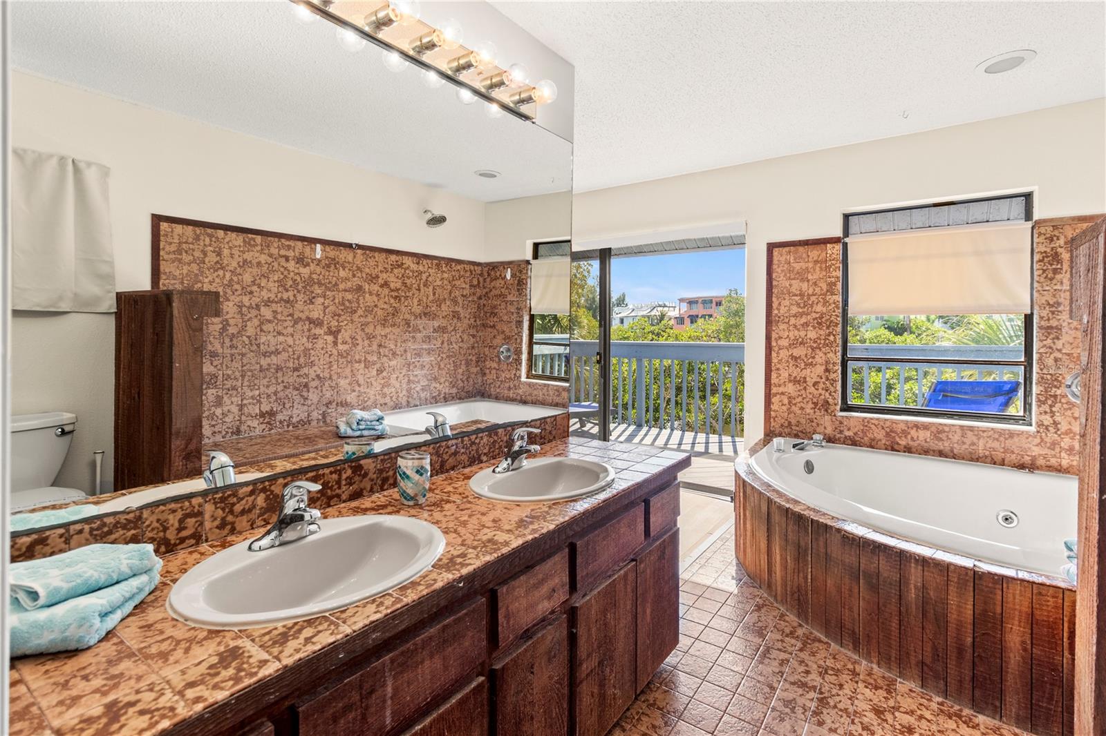 Image 18 of 35 For 356 Island Circle