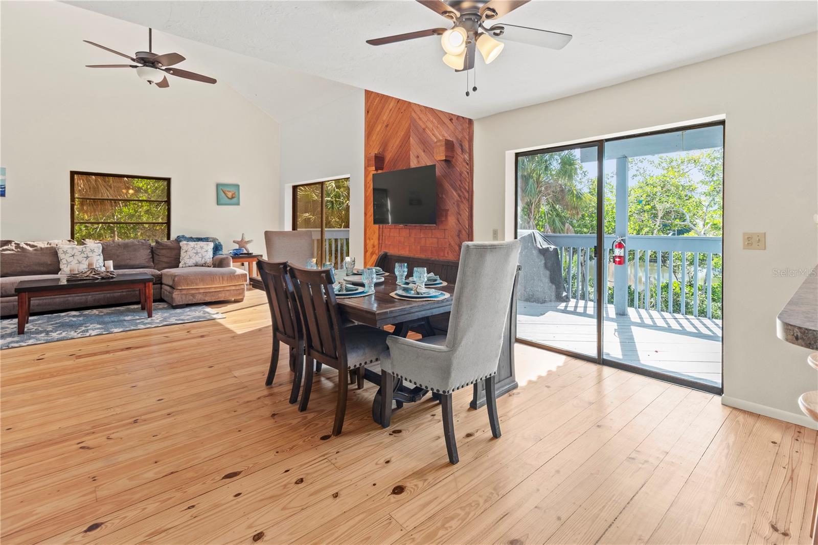 Image 8 of 35 For 356 Island Circle