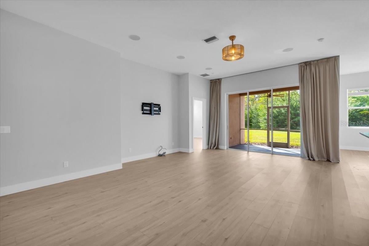 Image 14 of 44 For 312 Londonderry Drive