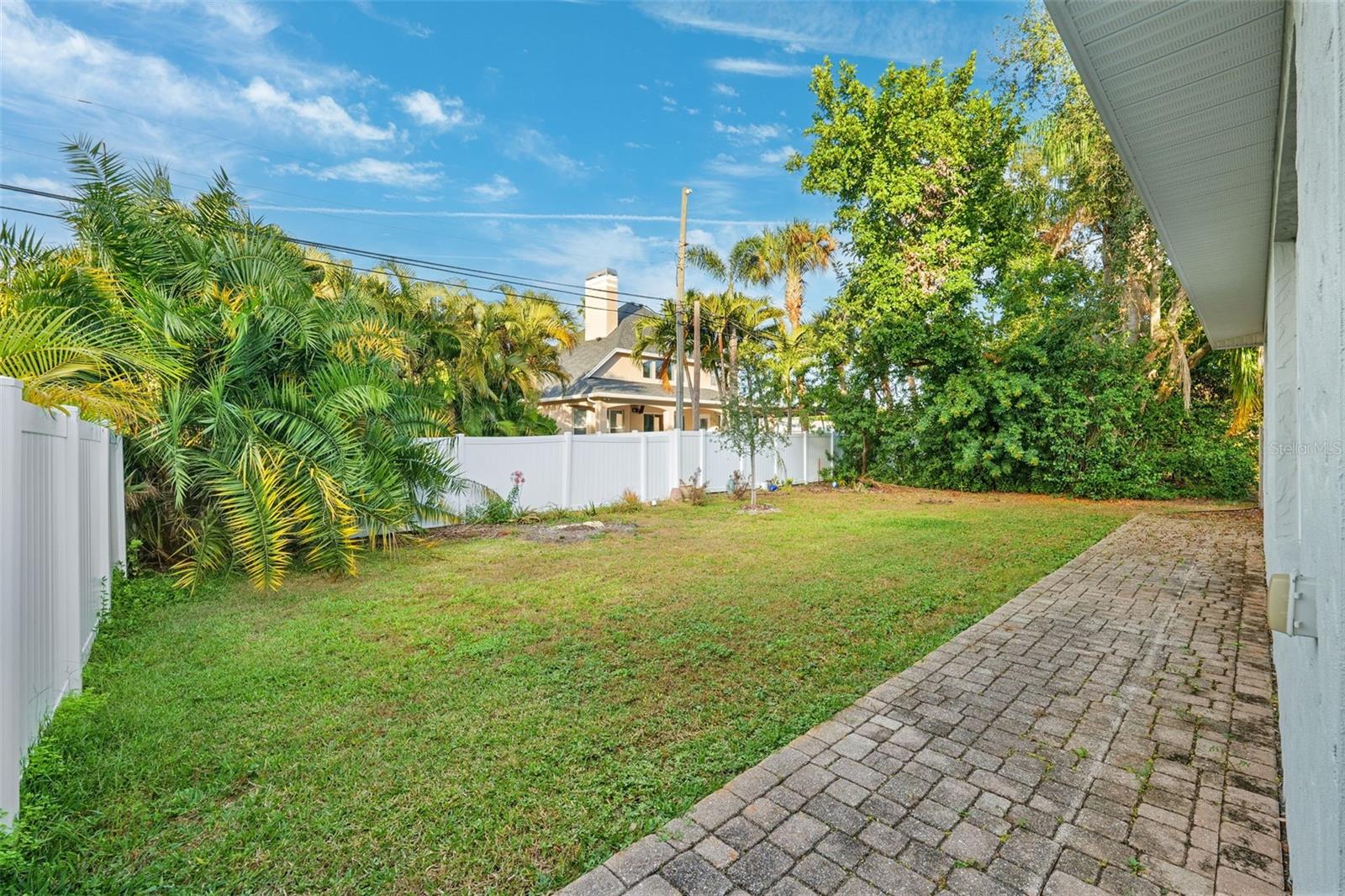 Image 14 of 17 For 218 Catalan Boulevard Ne