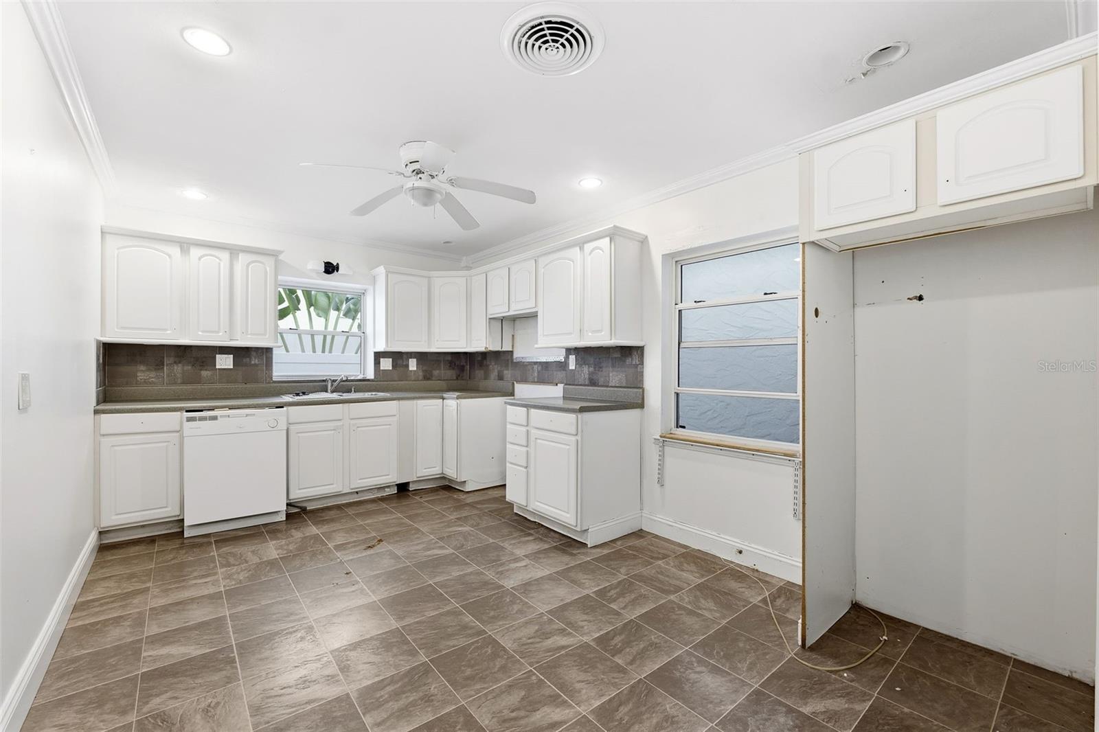 Image 7 of 17 For 218 Catalan Boulevard Ne