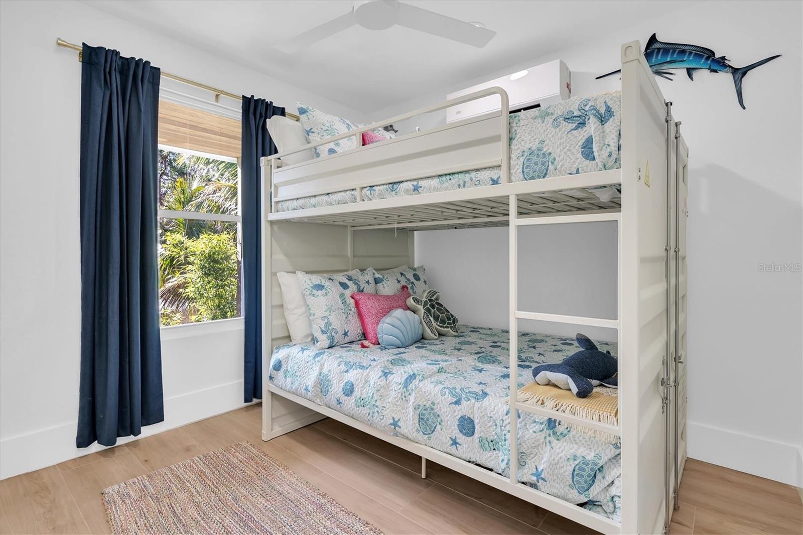 Image 34 of 77 For 4004 Bayside Court