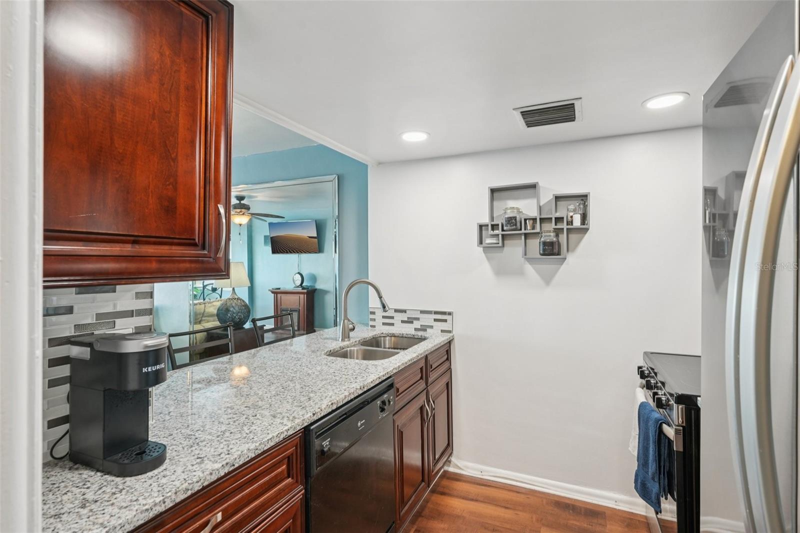 Image 16 of 27 For 1900 Clifford Street 701a