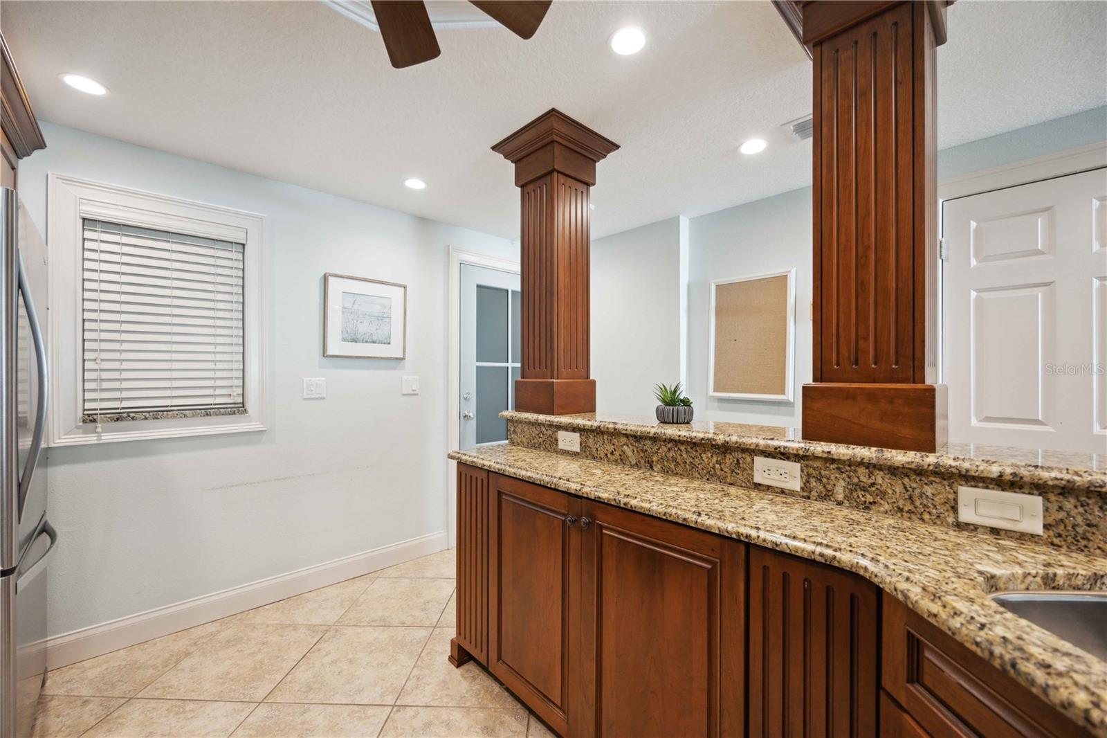 Image 11 of 65 For 6140 Midnight Pass Road 407