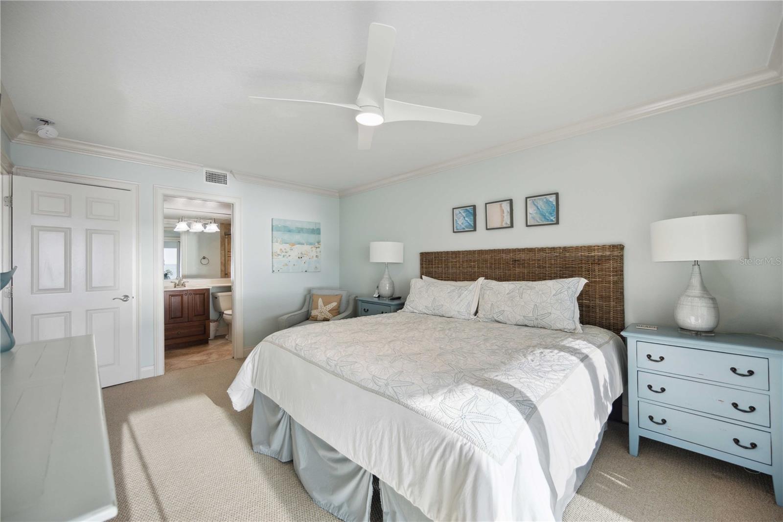 Image 27 of 65 For 6140 Midnight Pass Road 407