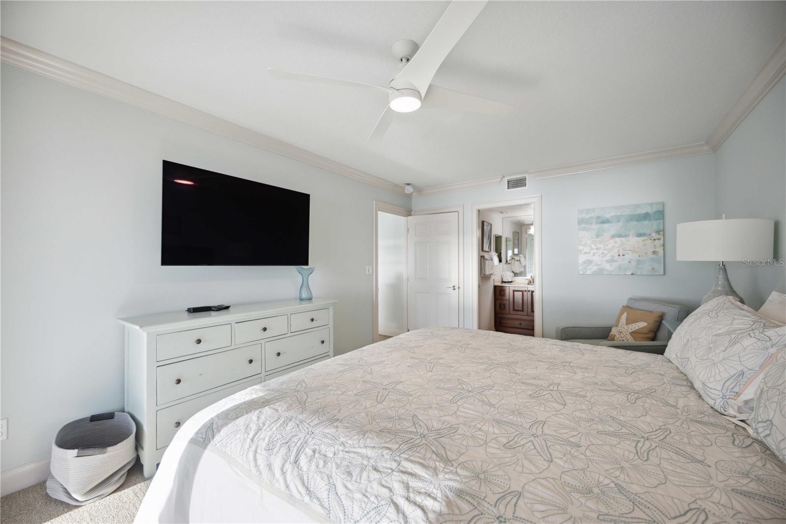 Image 28 of 65 For 6140 Midnight Pass Road 407