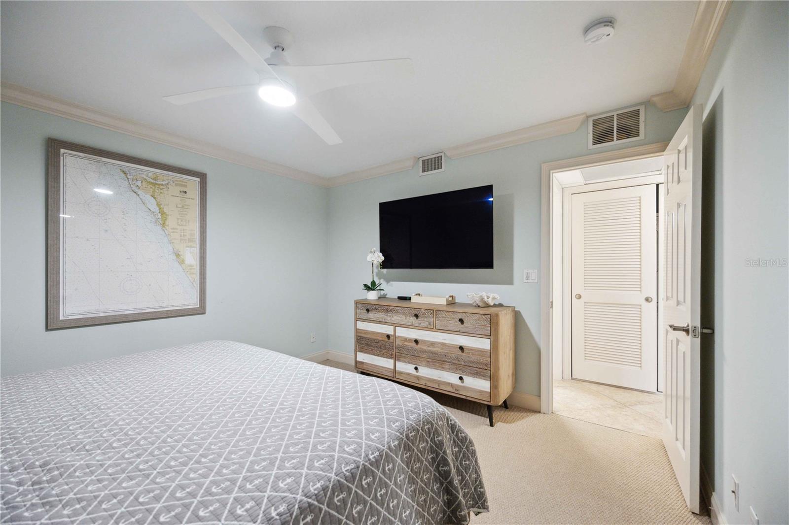 Image 35 of 65 For 6140 Midnight Pass Road 407