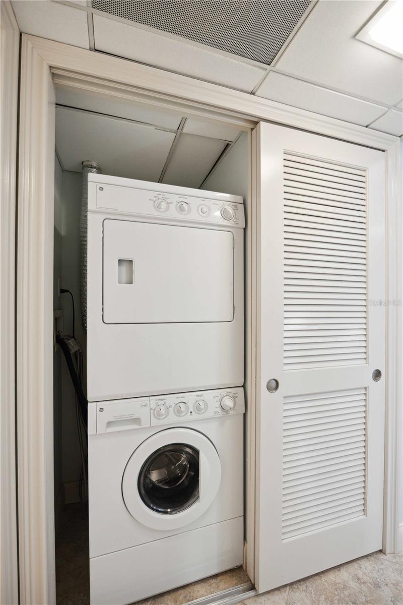 Image 36 of 65 For 6140 Midnight Pass Road 407