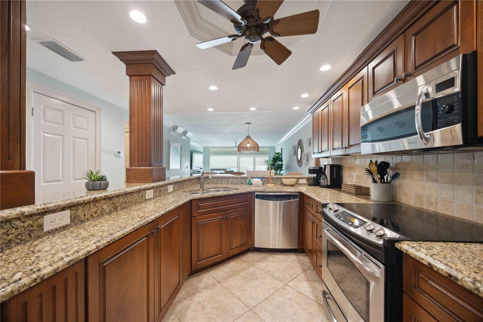 Image 9 of 65 For 6140 Midnight Pass Road 407