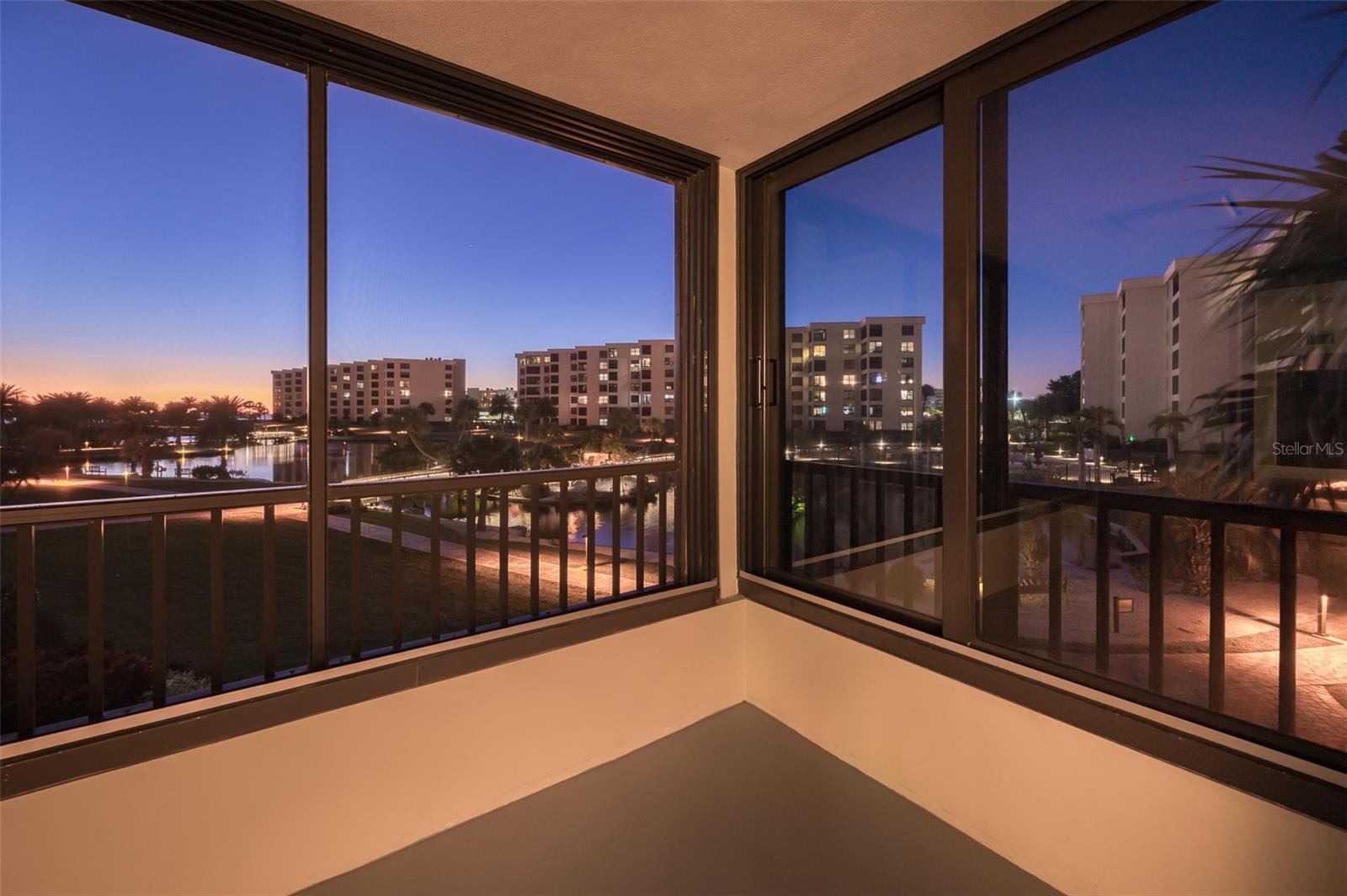 Image 28 of 58 For 5780 Midnight Pass Road 210