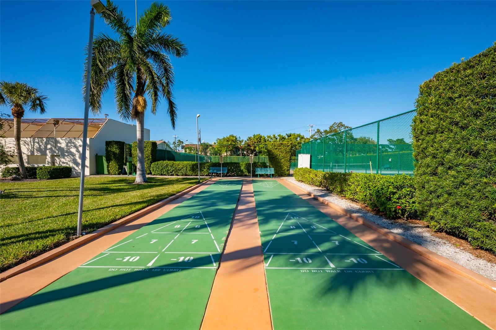 Image 36 of 58 For 5780 Midnight Pass Road 210