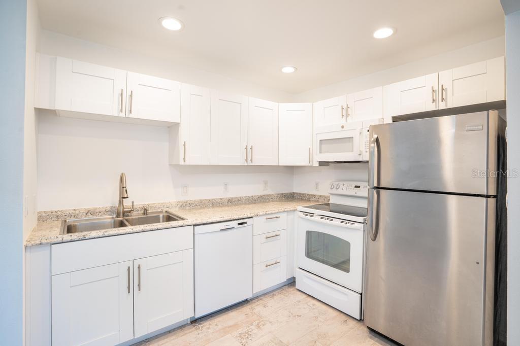 Image 7 of 35 For 5503 Fountain Lake Circle 104