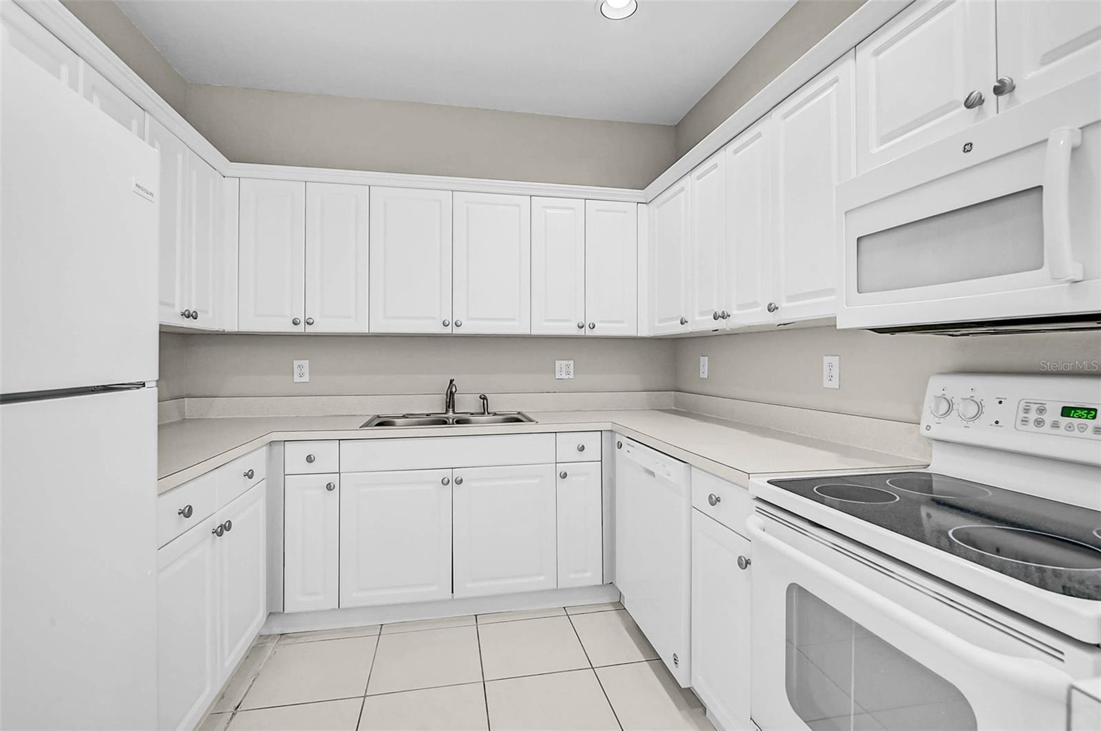 Image 14 of 39 For 3958 Mediterranea Circle 411