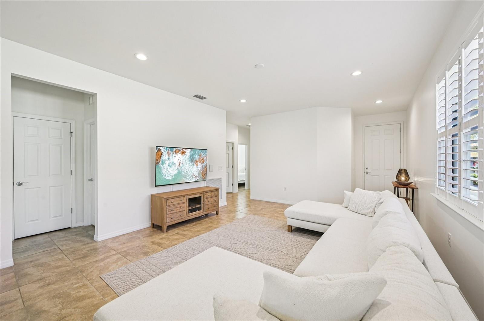 Image 4 of 51 For 19220 Isadora Street