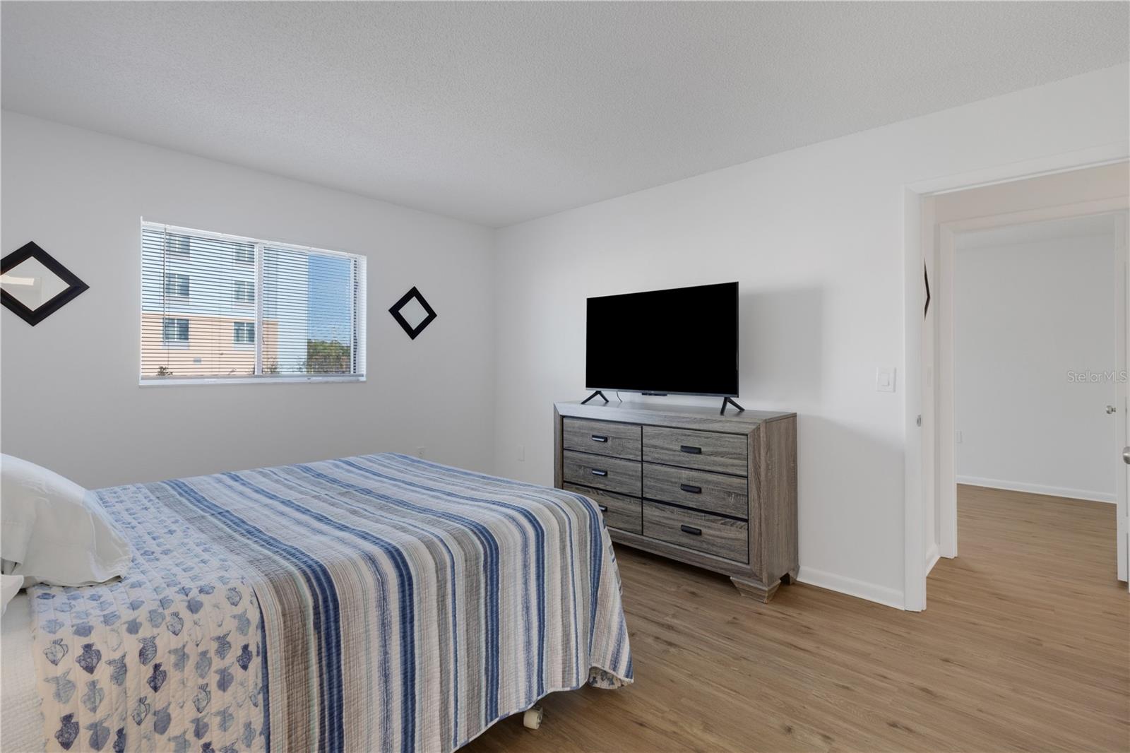 Image 20 of 48 For 210 Albee Road W