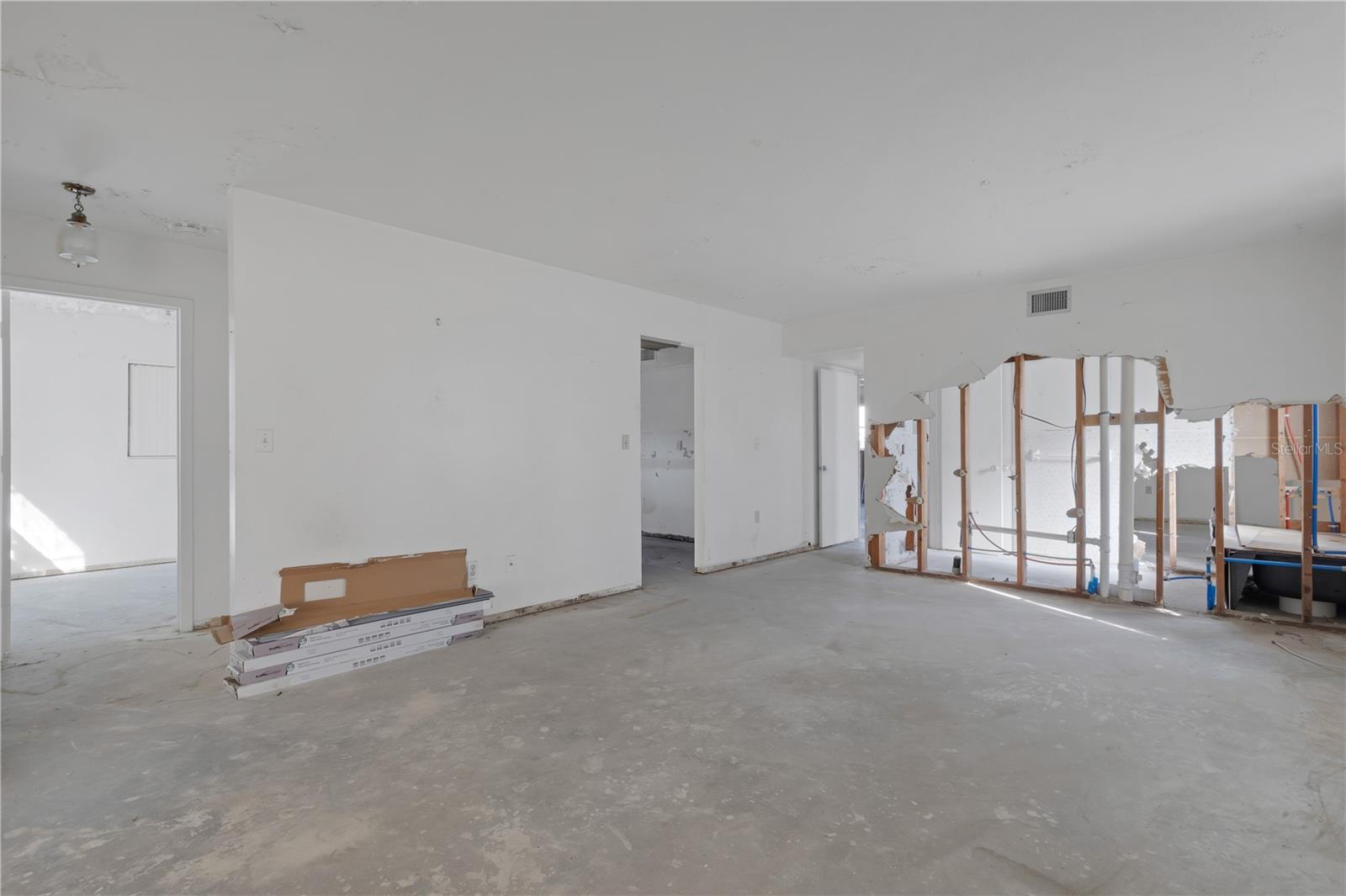 Image 28 of 48 For 210 Albee Road W